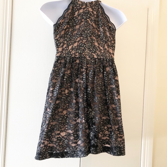 Lovely Evanka Trump Black and Beige Floral Lace Dress Size: 6 - Picture 7 of 12